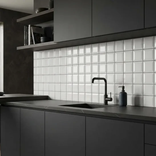 "Rivestimento in pasta bianca formato 10x10 cm colore bianco lucido diamantato, ideale per bagni e cucine in stile moderno e vintage minimalista"