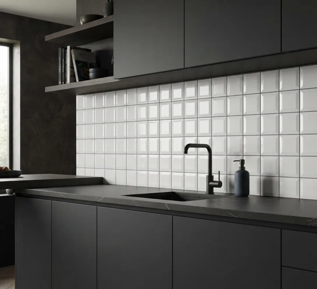 "Rivestimento in pasta bianca formato 10x10 cm colore bianco lucido diamantato, ideale per bagni e cucine in stile moderno e vintage minimalista"