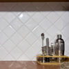 "Rivestimento in pasta bianca formato 10x10 cm colore bianco lucido diamantato, ideale per bagni e cucine in stile moderno e vintage minimalista"