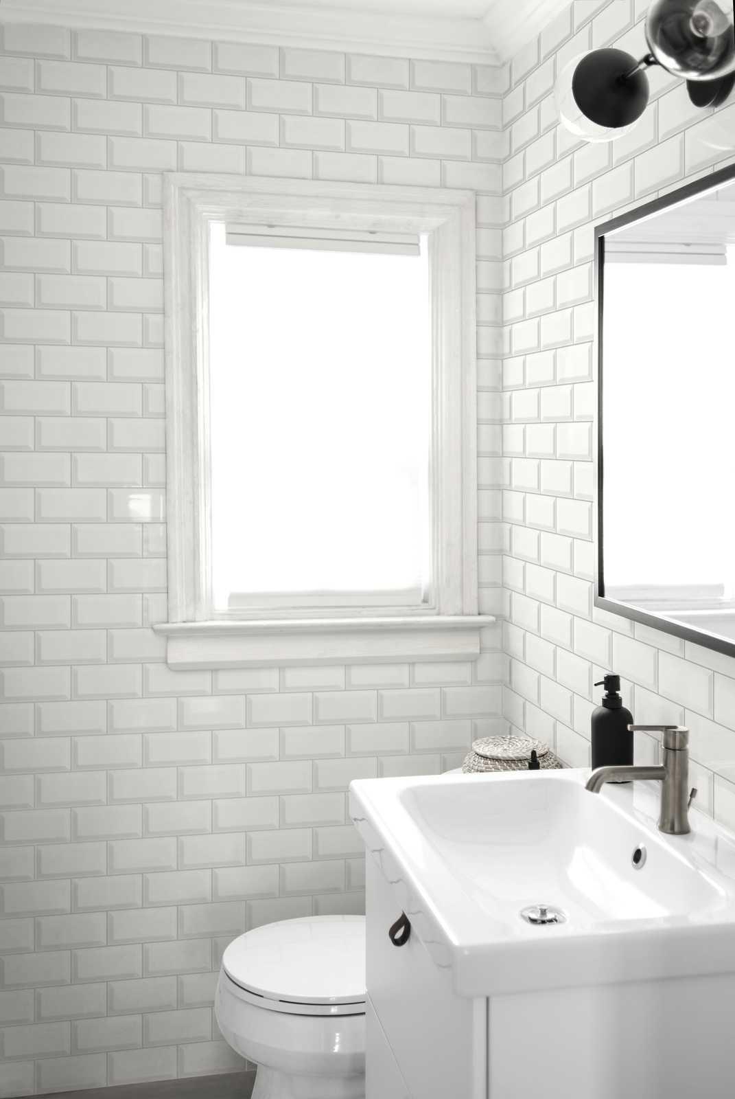 "Rivestimento in pasta bianca formato 7,5x15 cm colore bianco opaco, ideale per bagni e cucine in stile moderno e vintage minimalista"