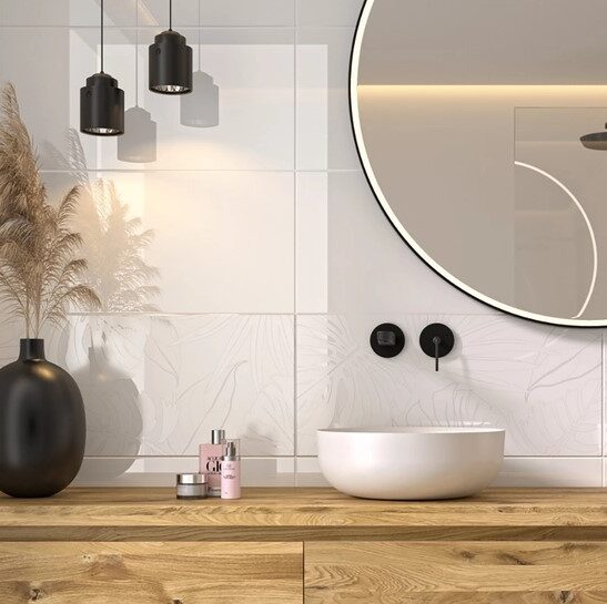 "Rivestimento in pasta bianca formato 30x60 cm colore bianco lucido, ideale per bagni e cucine in stile moderno e vintage minimalista"
