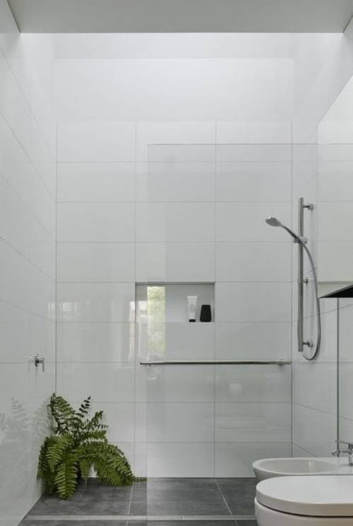 "Rivestimento in pasta bianca formato 30x60 cm colore bianco lucido, ideale per bagni e cucine in stile moderno e vintage minimalista"