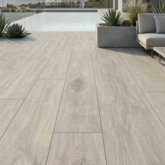 Piastrella gres porcellanato spessore 2cm. da esterno 40x120 cm. Dom Ascot Ceramiche effetto legno ruvido.