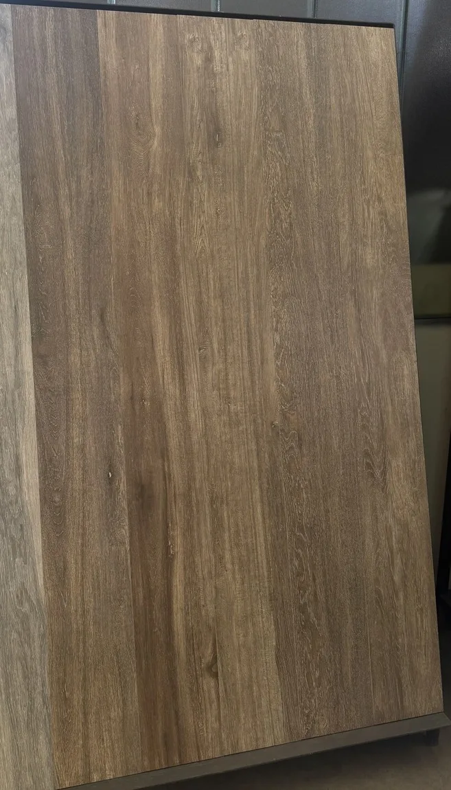 Piastrella gres porcellanato da interno 20x180 cm. effetto legno marrone.