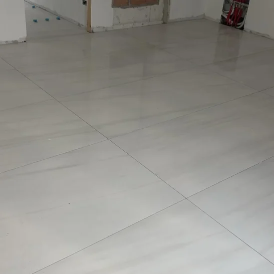 Piastrella gres porcellanato da interno 80x180 cm. effetto marmo bianco lucido.