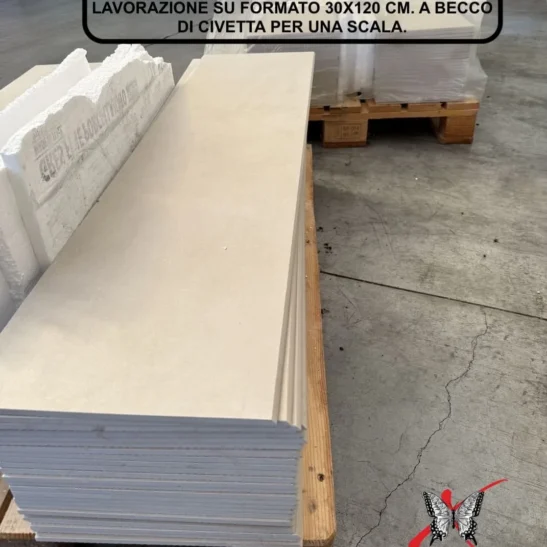 Lavorazione con smusso a becco di civetta. Formato 30x120 cm.