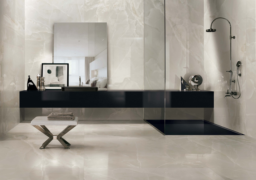 Piastrella gres porcellanato 60x120 cm. Florim Eccentric Luxe Cloudy White effetto onice lucido.