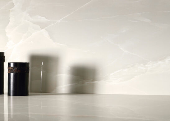 Piastrella gres porcellanato 60x120 cm. Florim Eccentric Luxe Cloudy White effetto onice lucido.