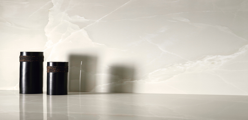 Piastrella gres porcellanato 60x120 cm. Florim Eccentric Luxe Cloudy White effetto onice lucido.