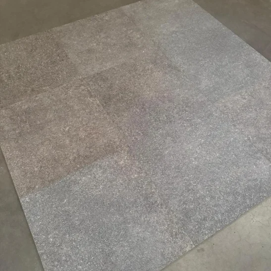 Piastrella gres porcellanato antiscivolo da esterno 60x60 cm. effetto pietra Grigio Rossa. Ceramica Florim.
