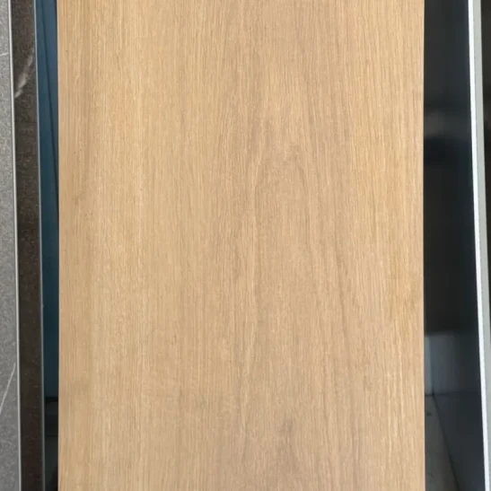 Piastrella gres porcellanato spessore 2cm. da esterno 40x120 cm. effetto legno antiscivolo.