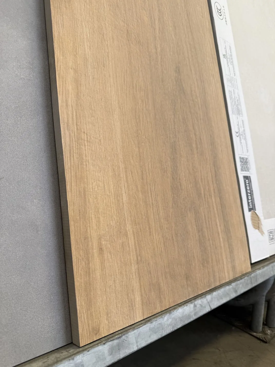 Piastrella gres porcellanato spessore 2cm. da esterno 40x120 cm. effetto legno antiscivolo.