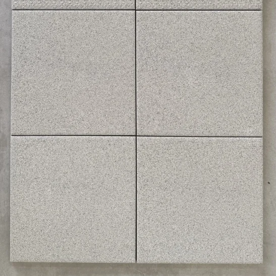 Piastrella gres porcellanato tutta massa spessore 12mm. da esterno R11 20x20 cm. Marazzi SistemT_gr Grigio Chiaro Grip effetto Granito antiscivolo.