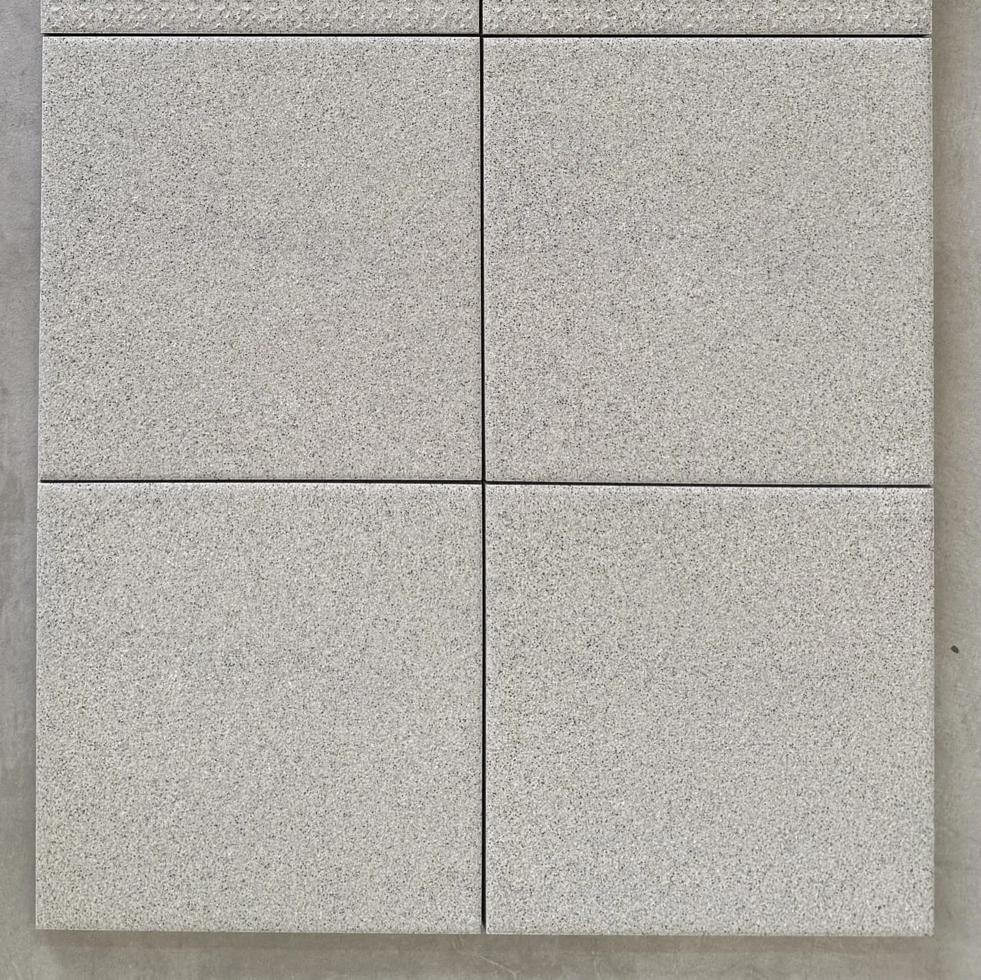 Piastrella gres porcellanato tutta massa spessore 12mm. da esterno R11 20x20 cm. Marazzi SistemT_gr Grigio Chiaro Grip effetto Granito antiscivolo.