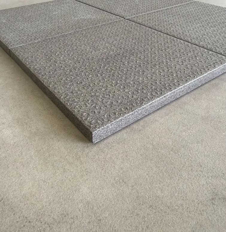 Piastrella gres porcellanato spessore 14mm. da esterno R11 20x20 cm. Marazzi SistemT_gr Grigio Scuro Diamond effetto Granito antiscivolo.